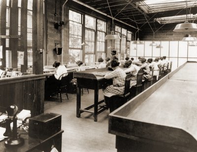 Les Radium Girls travaillent dans une usine de la United States Radium Corporation. c.1922 - American Photographer